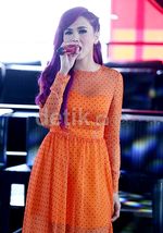 Ngejreng! Rambut Ungu dan Dress Oranye Mulan Jameela