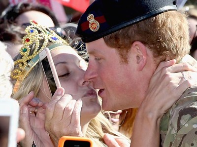 Bibir Pangeran Harry Nyaris Dicium Fans di Australia, Ini Fotonya!