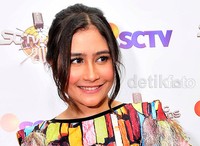 Dara berusia 18 tahun itu langsung tersenyum manis saat bergaya di depan kamera. Pool/Noel/detikFoto.