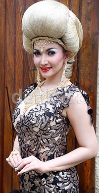 Background-nya putri raja yang menunggu pangeran yang tak kunjung datang. Ini konsep dari saya. Karena saya suka Cinderella maka inspirasinya dari sana, ujar Roro.