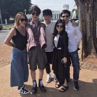 Yesung bersama para kru berpose di depan Istana Negara, Jakarta Pusat. (Instagram/Chris Bunjamin)