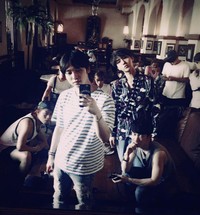 Ia juga mengunggah foto dirinya tengah berada di Cafe Batavia, Jakarta Barat di akun Twitter pribadinya. (Twitter/Yesung)