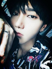 Yesung tak lupa selfie di Cafe Batavia. (Twitter/Yesung)