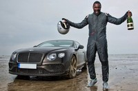 Mengendarai mobil Bentley Continental GT Speed berwarna hitam di Pendine Sands, Wales, Elba menembus kecepatan 180,361 mil per jam sekitar 290,2 km per jam, mengalahkan catatan resmi atas nama Sir Malcolm Campbell tahun 1927 dengan mobil Napier-Campbell Blue Bird pada 177,8 mil per jam. Pool/Discovery via BBC.