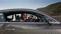 Saya senang bisa memecahkan rekor flying mile di Pendine Sands. Ini suatu kehormatan bisa mengambil tantangan dan mengikuti jejak Sir Malcolm Campbell ujar bintang film The Wire, Luther dan Thor itu di BBC, Kamis (7/5/2015). Pool/Discovery via BBC.