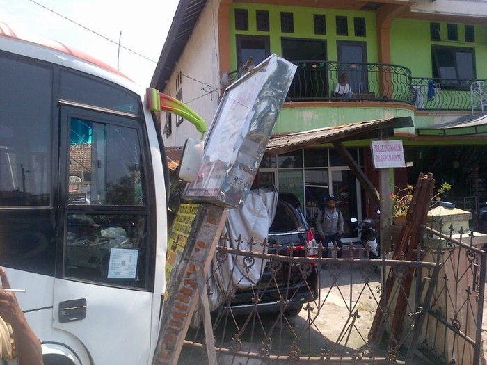 Bus Rombongan Takziah Seruduk Rumah dan Mobil di Semarang
