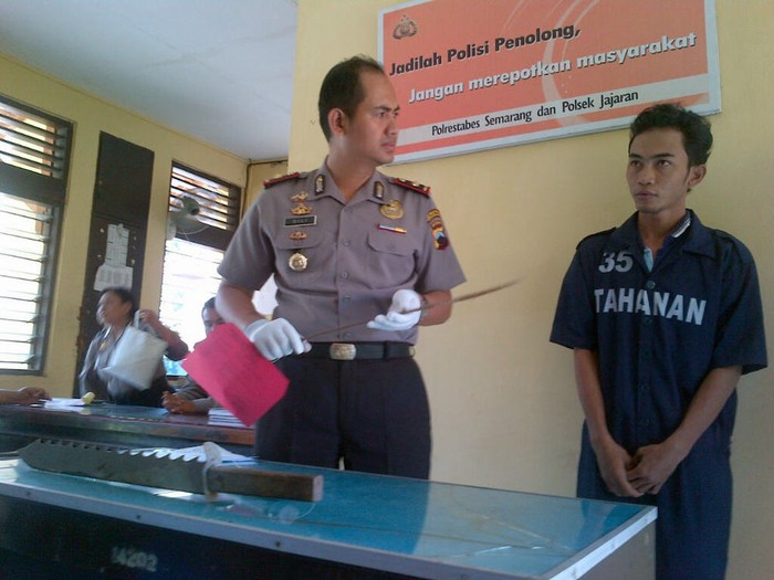 Adiknya Dilukai Geng Lawan, Hendar Bacok Pemuda di Depan Umum