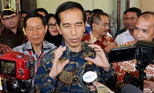 Resmikan Proyek Infrastruktur di Maluku Utara, Jokowi Dihadiahi Batu Bacan