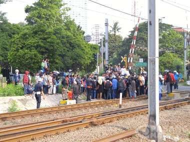 Seorang Pria Tewas Tertabrak KRL di Stasiun Palmerah