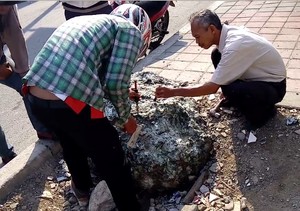 Demam Akik di Jakarta, Batu di Pinggir Trotoar di Tomang ini Dipahati Warga