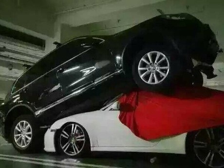 Kasihan, Porsche Tertindih VW Touareg