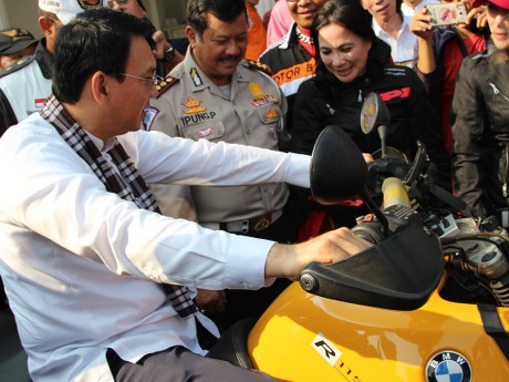 Ahok menaiki motor gede BMW Ahok menaiki motor gede BMW