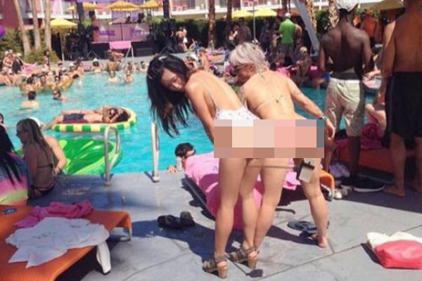 Nakal, 2 Gadis Spanyol Pakai Tongsis Untuk Foto Pantat