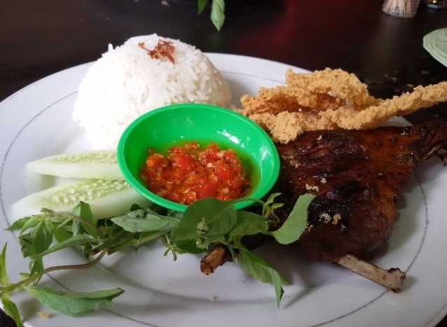 Sedap Mantap, Bebek Bakar yang Enak Disantap dengan Sambal Pedas
