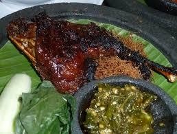 Sedap Mantap, Bebek Bakar yang Enak Disantap dengan Sambal Pedas