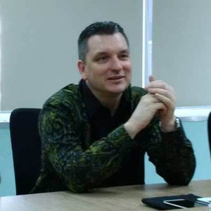 Erik Meijer Ingin Boyong Messi dan Ibra cs ke Indonesia