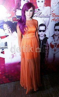 Ngejreng! Rambut ungu dan dress oranye Mulan Jameela. Asep Syaifullah/detikHOT.