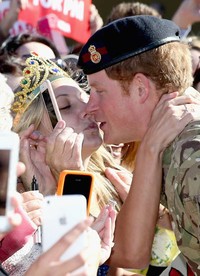 Bibir Pangeran Harry nyaris dicium fans di Australia saat menggelar meet and greet di Sydney Opera House. Chris Jackson/Getty Images/detikFoto.