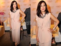 Dian Sastro mengubah warna rambutnya yang hitam menjadi coklat tua. Pool/Noel/detikFoto.