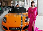 Seksi Dibalut Gaun Ivan Gunawan, Bella Shofie Berpose di Porsche