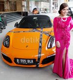 Seksi Dibalut Gaun Ivan Gunawan, Bella Shofie Berpose di Porsche