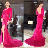 Di kesempatan itu, Bella tampil seksi dibalut gaun pink rancangan Ivan Gunawan yang memamerkan kaki dan punggungnya. (Instagram/Bella Shofie)