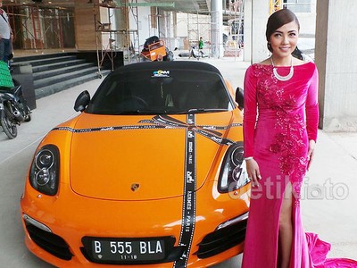Seksi Dibalut Gaun Ivan Gunawan, Bella Shofie Berpose di Porsche