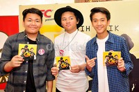 Kiki, Aldi, dan Iqbaal berpose dengan album terbaru mereka. Pool/Noel/detikFoto.