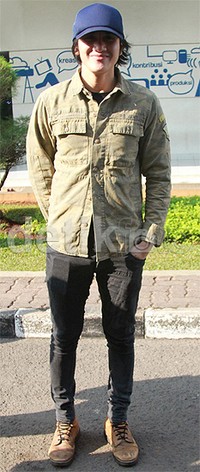 Ayah anak satu itu mengenakan kemeja army, celana hitam dan sepatu coklat. Pool/Gus Mun/detikFoto.