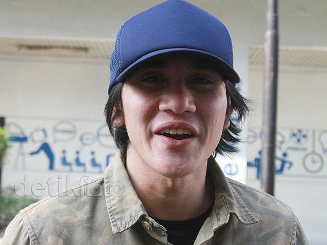 Hot Daddy! Army Style ala Vino G Bastian