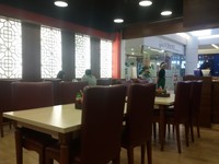 Inilah SamWon Express yang berada di Summarecon Mal Serpong. Dengan gaya interior modern dilengkapi dengan kursi berwarna merah.