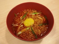 Hangat gurih, ramyun berkuah kental pedas dengan tambahan irisan daun bawang dan kuning telur yang lembut.