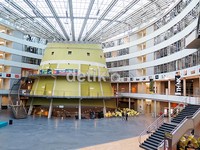 The Hague University yang terletak di Den Haag menjadi kampus tokoh Geri menimba ilmu.
