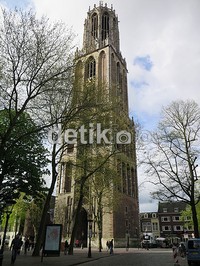 Dom Tower merupakan salah satu gereja tua yang memiliki menara tertinggi di Utrecht.