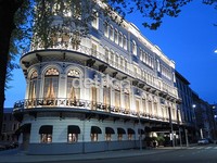 Cahaya dari gedung-gedung yang ada membuat Rotterdam tampak romantis.