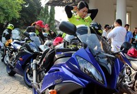 Wanita-wanita tangguh peserta touring itu menyebut diri mereka 7 Srikandi yang berasal dari komunitas Women on Wheels (WOW) Indonesia. Dukungan Yamaha dengan menyediakan 7 motor untuk dikendarai dalam touring ini yaitu 3 unit MT-09, 2 unit YZF-R6 dan 2 unit YZF-R25.