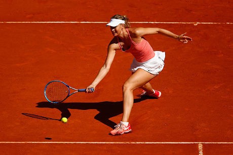 Kuznetsova Hentikan Sharapova di Semifinal