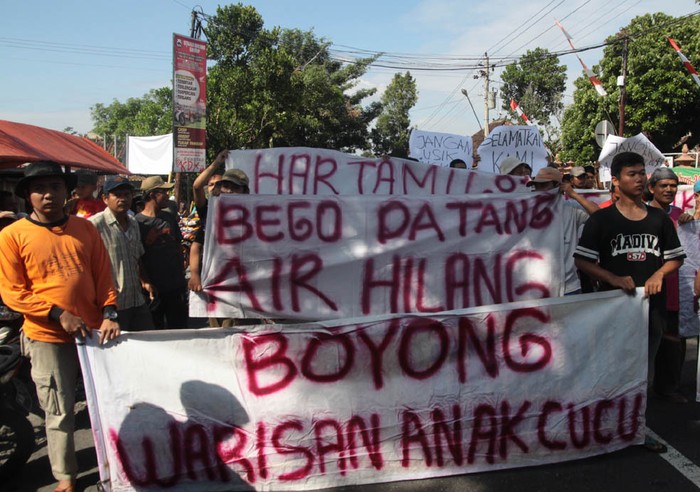 Blokir Jalan, Warga Sleman Demo Tolak Penambangan Pasir