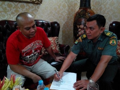 Serahkan Jambul Kuning, Polisi Ini Percaya Peliharaannya Dapat Hidup Bebas