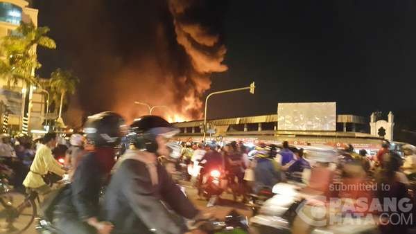 Kebakaran Pasar Johar Semarang Jadi Tontonan Warga