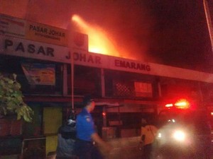 Pasar Johar Semarang Terbakar, Pedagang Sibuk Selamatkan Barang Jualan