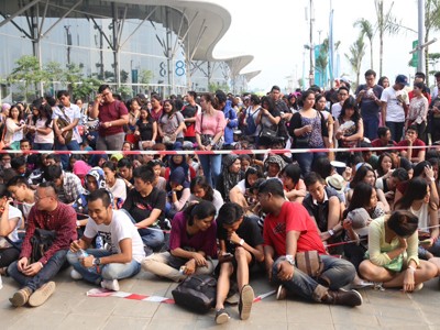 Wah, Ada "Katy Perry" di Antrean Penonton Jelang Konser Nanti Malam! Wah, Ada "Katy Perry" di Antrean Penonton Jelang Konser Nanti Malam!