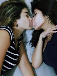 Nikita Mirzani Ciuman dengan Teman Wanita, Wanda Hamidah Hamil Lagi