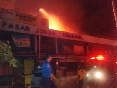 Hampir 12 Jam, Kebakaran Pasar Johar Semarang Belum Padam