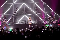 Katy tampil memesona selama hampir dua jam dengan konsep futuristik.