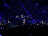 Permainan lighting membuat konser terlihat semakin wow.