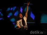 Setiap irama yang keluar dari turntable Steve seperti layaknya sihir yang menyihir penonton untuk berdansa.