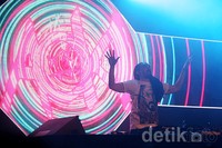 Meski bukan menjadi penampilan pertamanya di Indonesia, pada kenyataannya Steve Aoki tetap bisa memberikan party yang heboh untuk para partygoers Tanah Air.