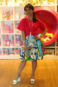 Sementara Tamara memadukan blus merahnya dengan rok bergambar wajah orang serta sandal putih. Pool/Akew/detikFoto.