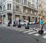 Asyiknya Bintang 'Negeri van Oranje' Naik Segway di Praha